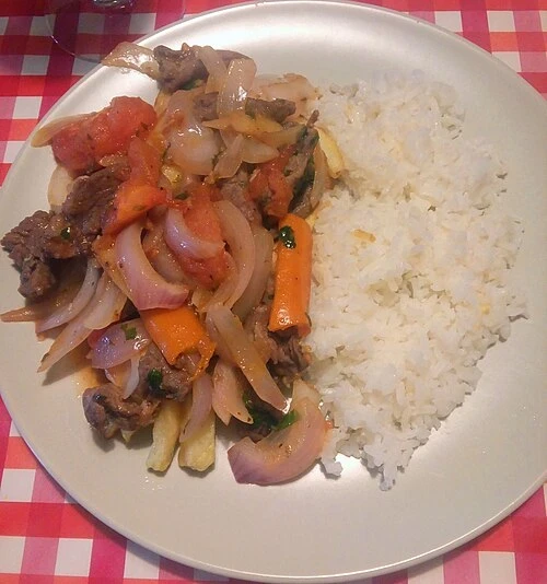 Lomo saltado — la fusione cino-peruviana che ha conquistato il mondo