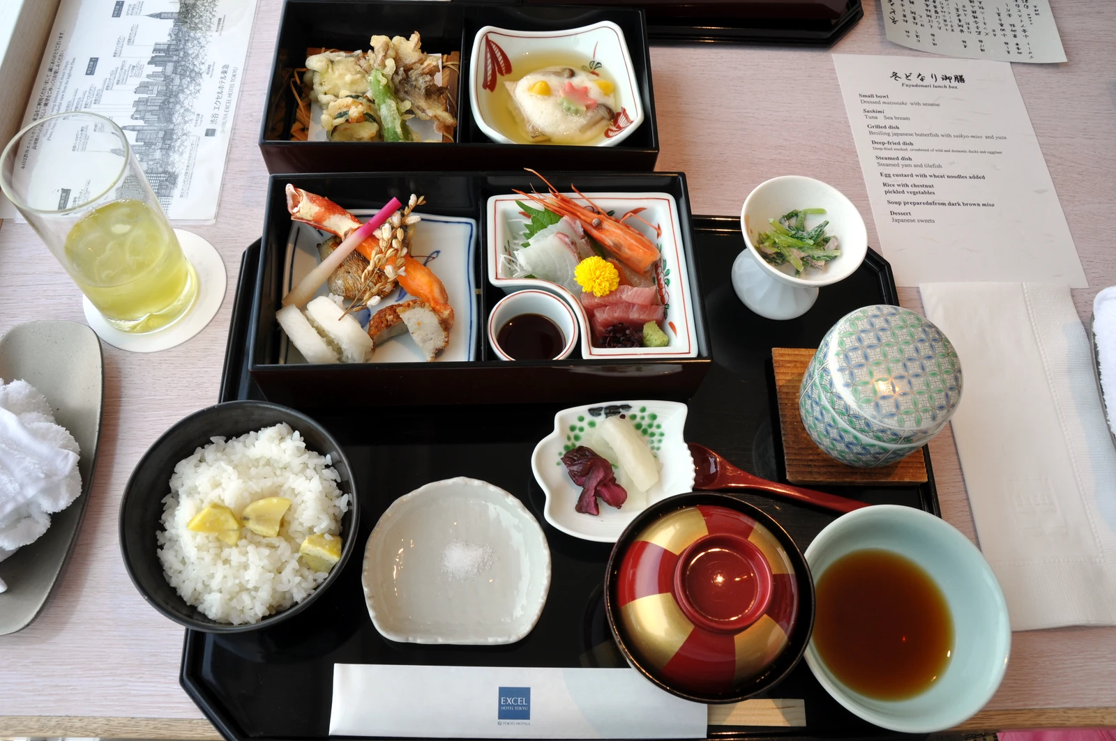 Tempura, sashimi, pickles, ris og misosuppe — un pasto washoku completo Tempura, sashimi, pickles, ris og misosuppe — un pasto washoku completo