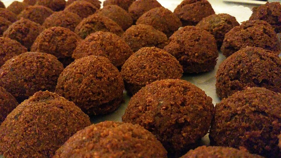 Falafel libanesi — polpette di ceci fritte, croccanti fuori e morbide dentro Falafel libanesi — polpette di ceci fritte, croccanti fuori e morbide dentro