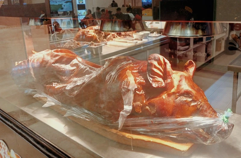 Lechon Cebu — maiale intero arrostito allo spiedo, con pelle croccante dorata Lechon Cebu — maiale intero arrostito allo spiedo, con pelle croccante dorata