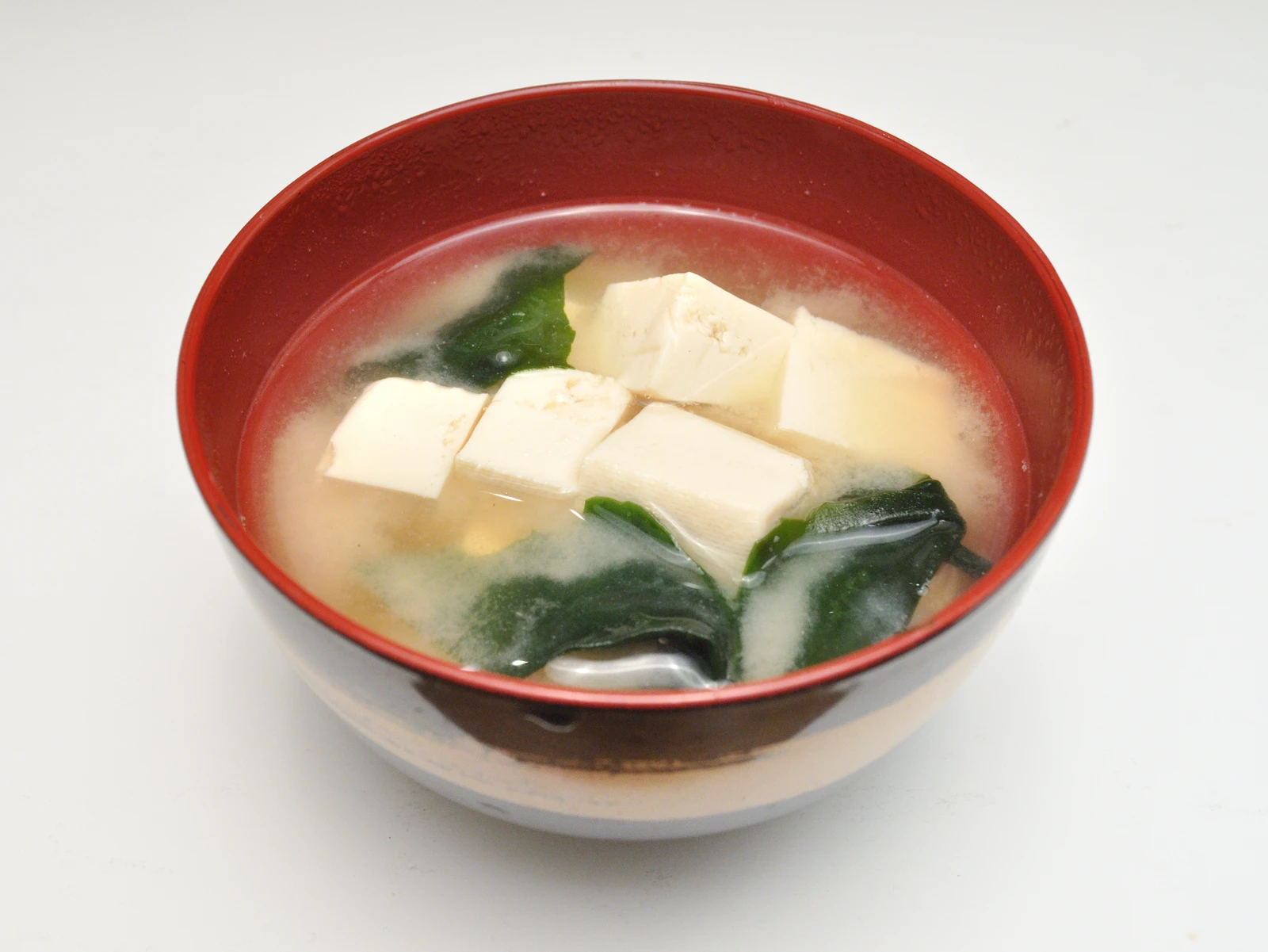 Ciotola di miso shiru con tofu, alghe wakame e cipollotto