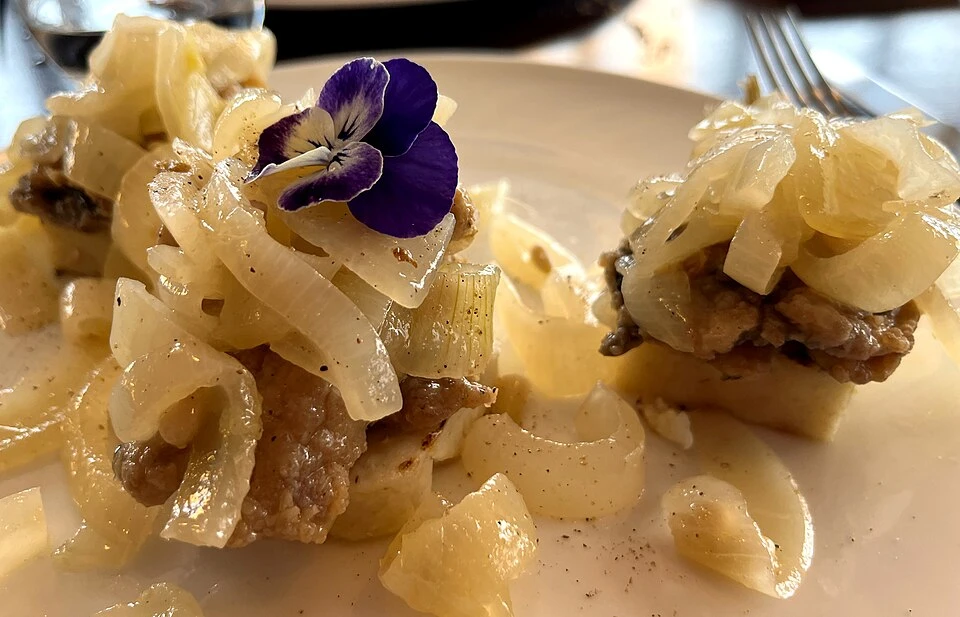 Sarde in saor — antipasto veneziano, servito nei bacari o come piatto per la Festa del Redentore