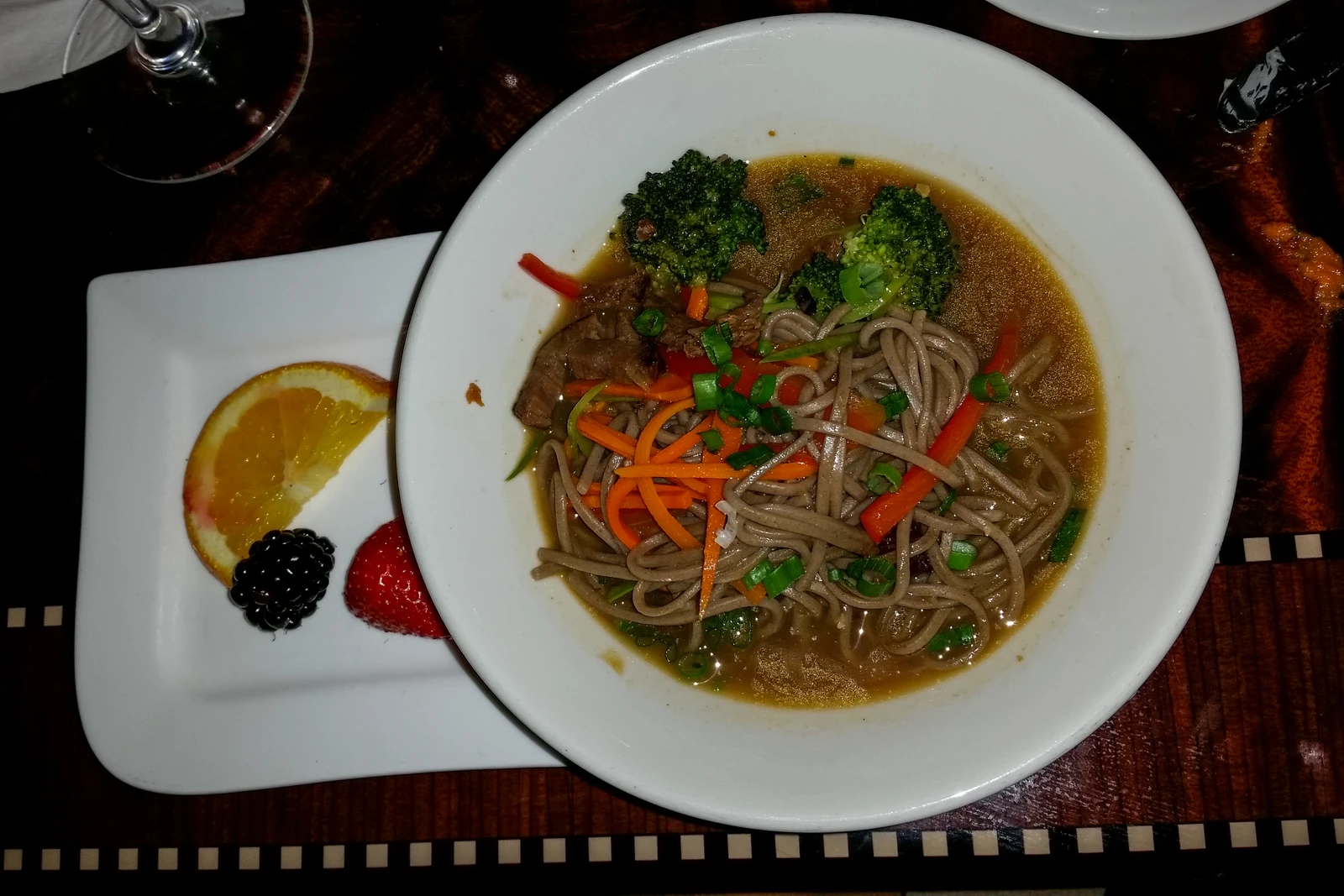 Ciotola di soba in brodo con guarnizioni