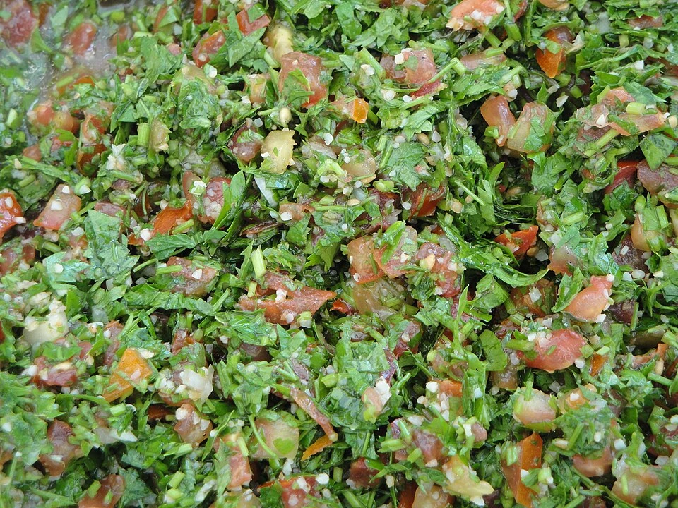 Tabbouleh — insalata libanese di prezzemolo, bulgur, pomodoro e menta Tabbouleh — insalata libanese di prezzemolo, bulgur, pomodoro e menta
